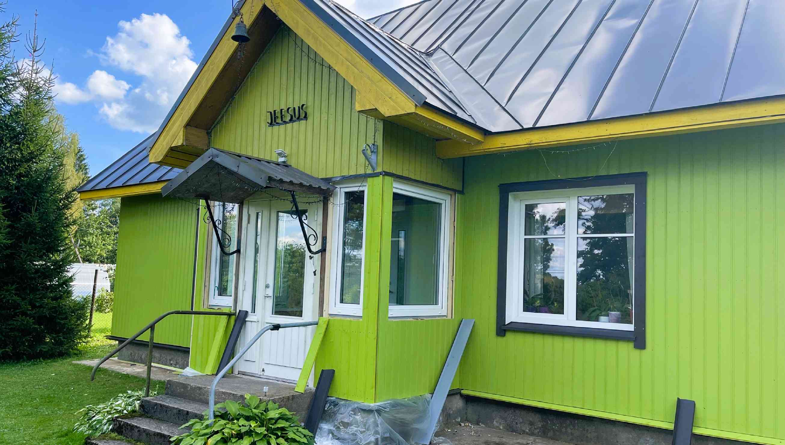 2025 august - Laitse koguduse hoone. Välisfassaad töödeldud SPFR100-ga kliendi poolt valitud laimirohelises toonis N01 ning roovitus läbipaistva tulekaitseainega. Projekt teostatud koos Decowoodiga. 2025 august - Laitse koguduse hoone. Välisfassaad töödeldud SPFR100-ga kliendi poolt valitud laimirohelises toonis N01 ning roovitus läbipaistva tulekaitseainega. Projekt teostatud koos Decowoodiga.